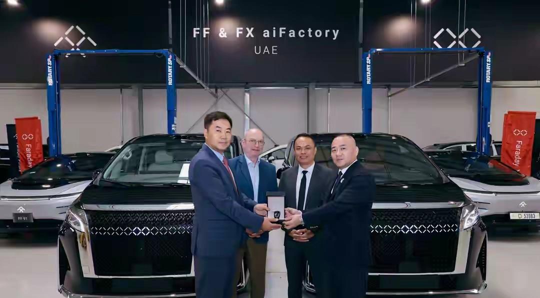 法拉第未来1月底在中东又交付了两辆FX Super One。

交付对象一个是阿