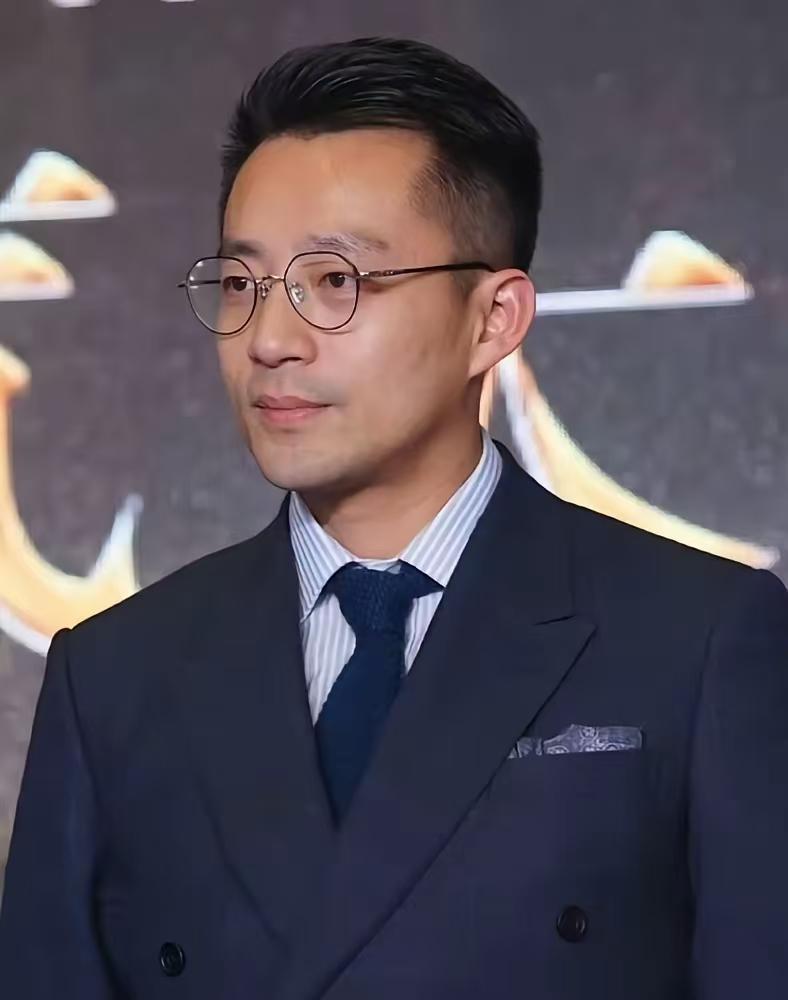 汪小菲黑着脸把手机往直播支架上一砸，生他养他供他读书长大又过上富裕生活的母亲，他