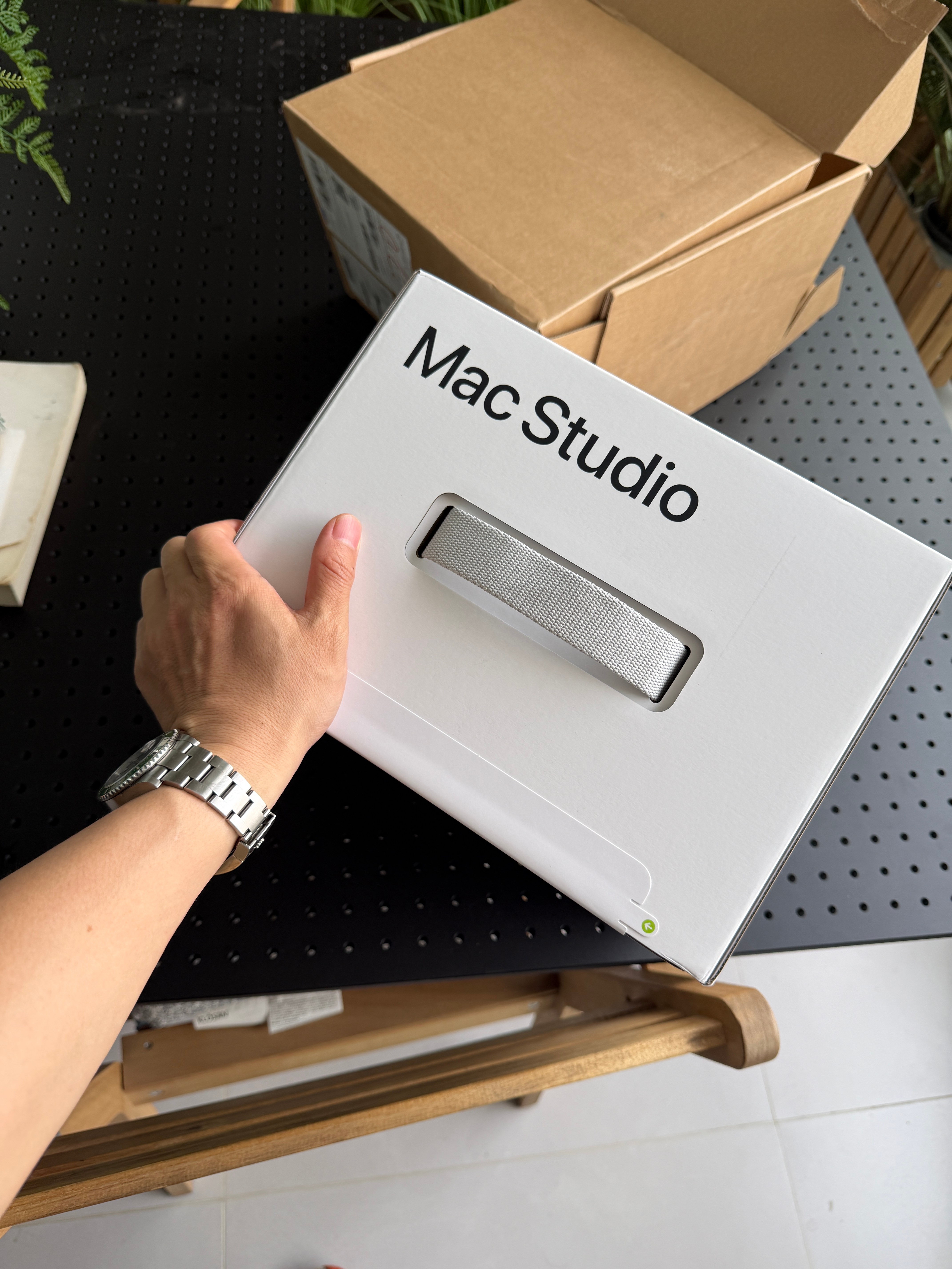 在苹果定制的MacStudio 高配、本来预计7月到货、提前了2个月到货了、25