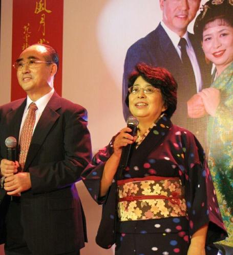 庄则栋86岁冥寿，日裔妻子佐佐木敦子远赴北京悼念，亲自酿酒，现场与亡夫隔空对饮