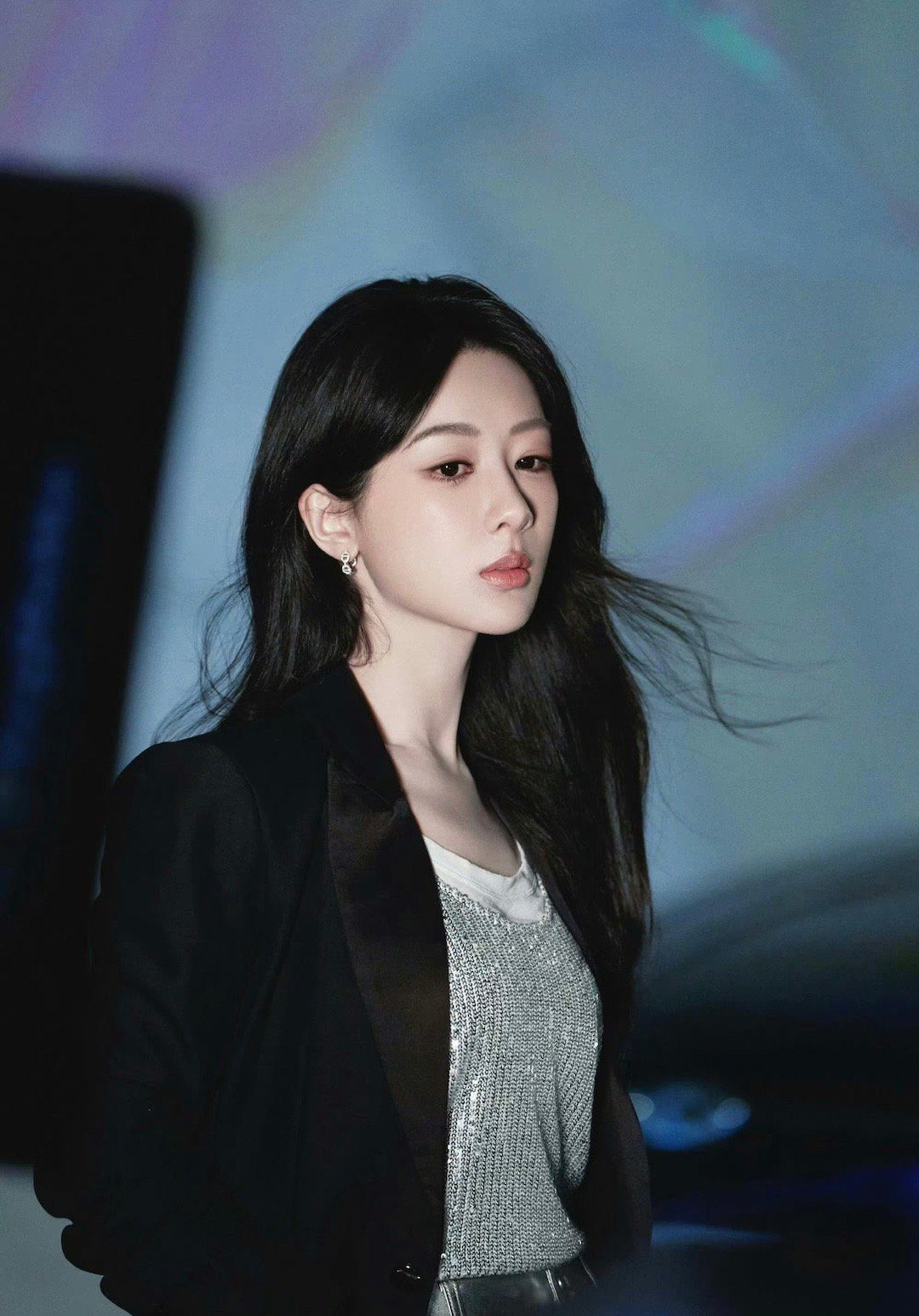 杨紫工作室今日份的营业图，黑色西装工作照，时尚感如何？ ​​​