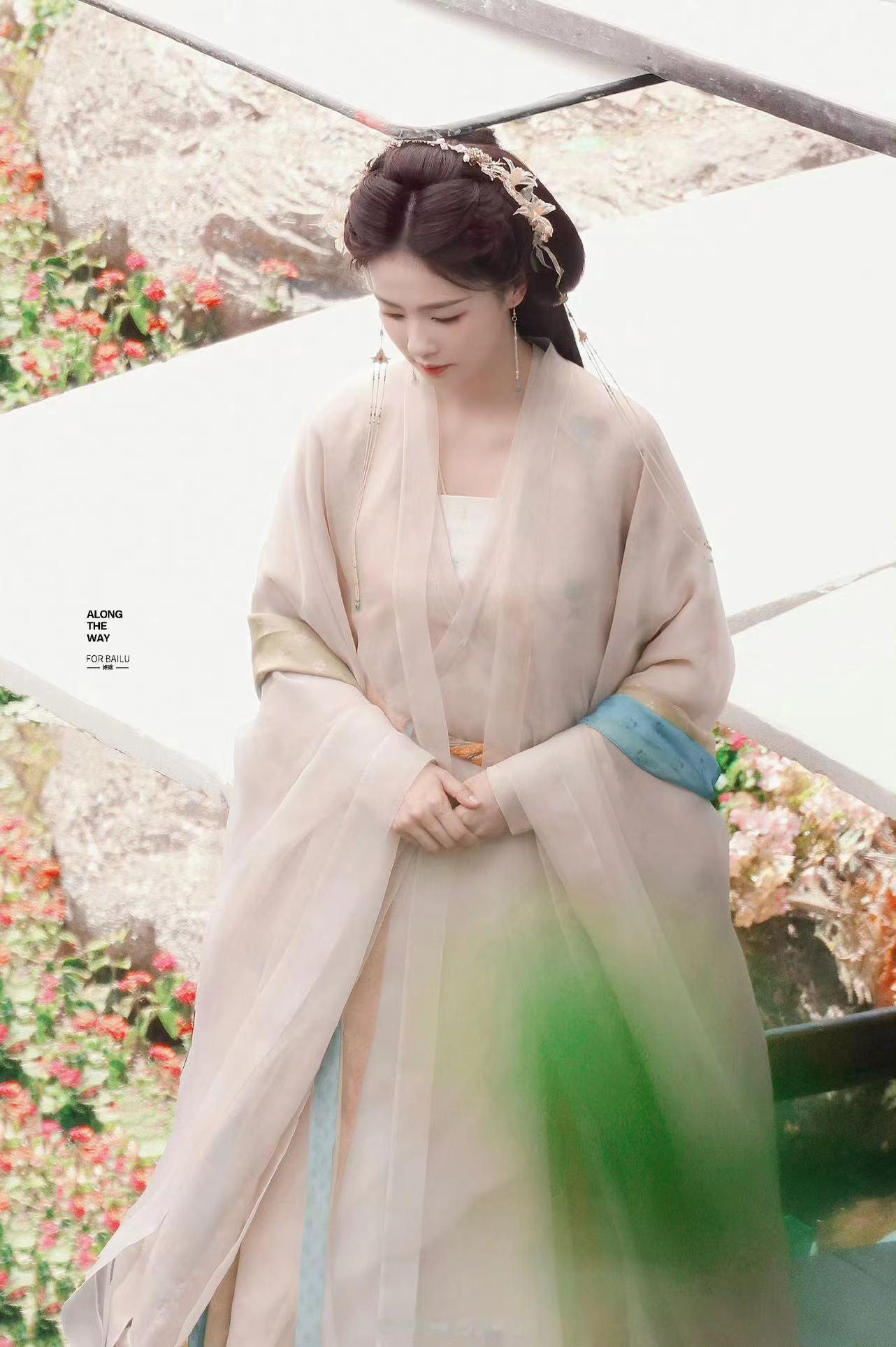 #白鹿藕粉素衣造型##白鹿临江仙藕粉素衣路透#白鹿临江仙藕粉素衣路透，氛围感拉满