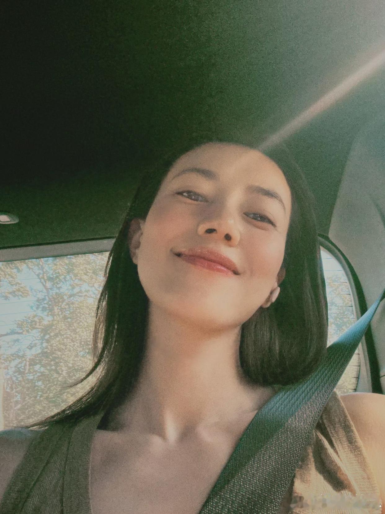 1.高圆圆私下经常去探班老公，主要是怕老公在剧组里分心，所以剧组里如果有那种风评