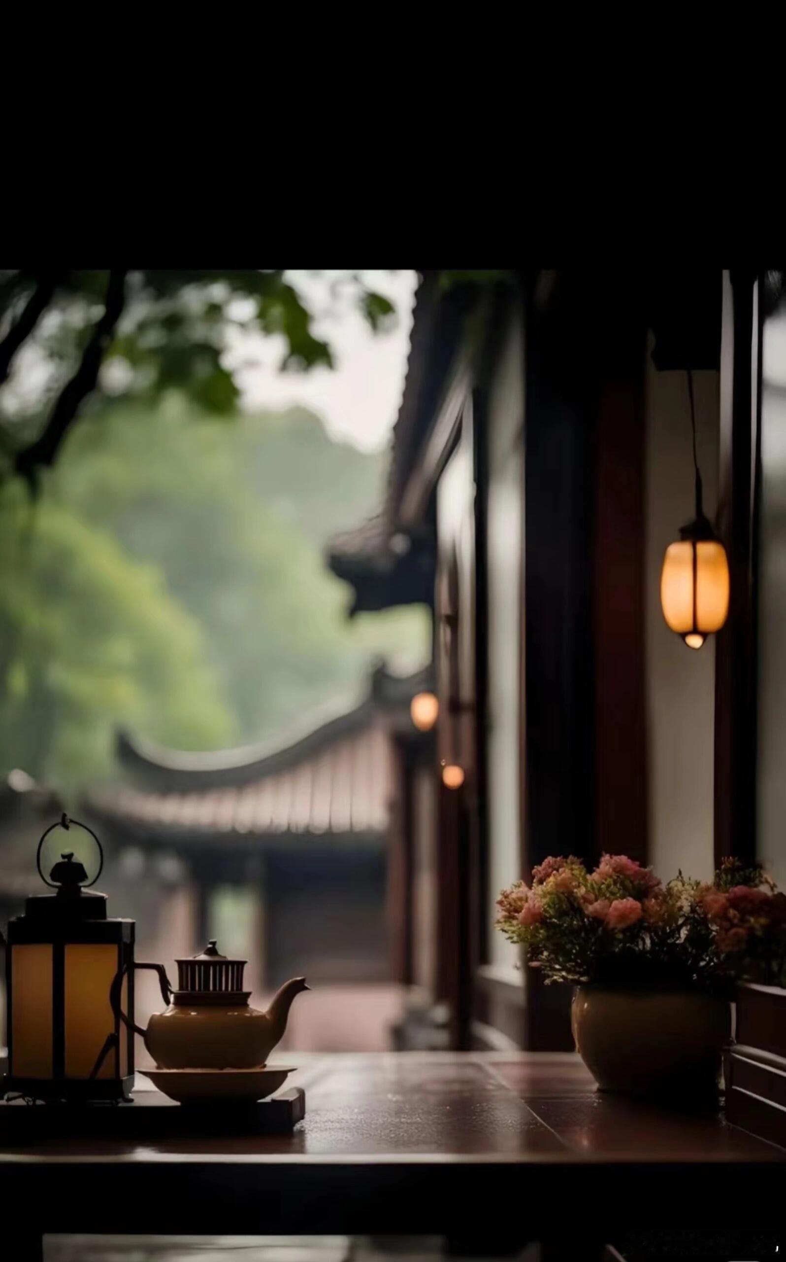 要学会与往事干杯，与那个曾经执拗的自己和解。毕竟，这一路走来，能平安走到此处，已