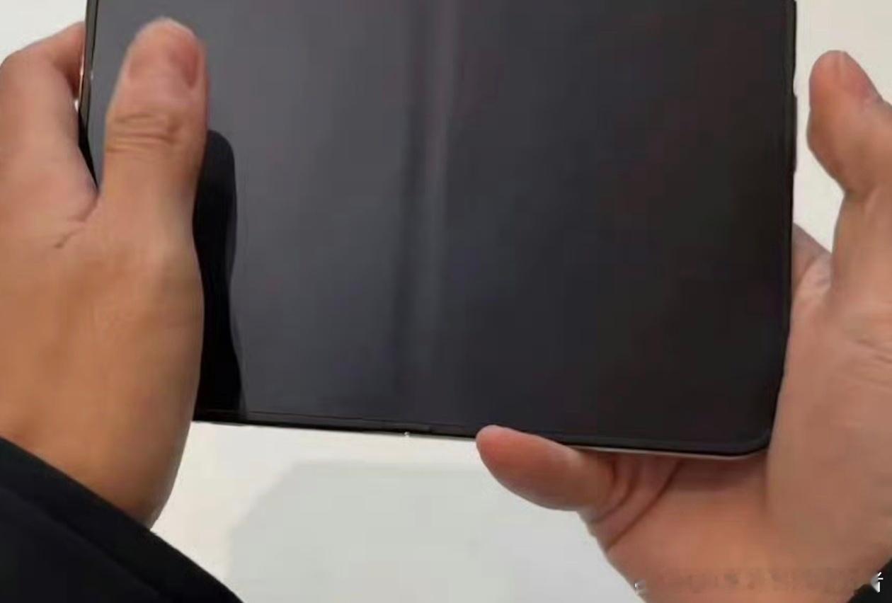 iPhoneDuo 折痕所有折叠屏都避免不了的问题就是折痕，我看iPhone D
