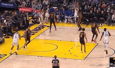 今天的库里真的再次诠释了怎么投篮让人是赏心悦目的！

今天勇士对阵老鹰，库里在第