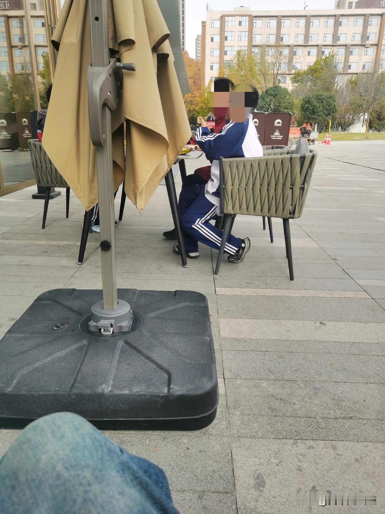 三个小学生，一大包零食，加上一人一瓶可乐[大笑][大笑]
这算是他们的中午饭
还