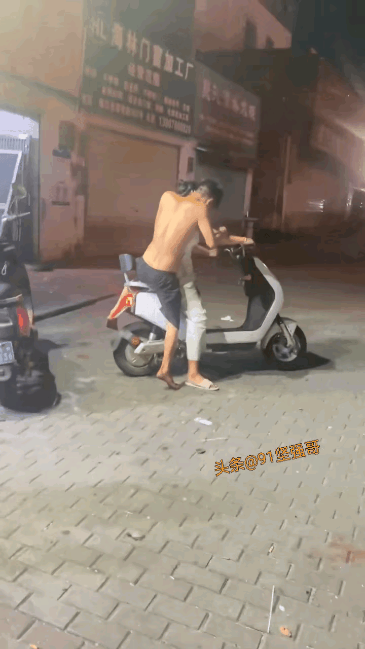 男子喝成了这个样子，女子就不应该骑摩托车带他回家了，他在车上总是乱动，万一车开起
