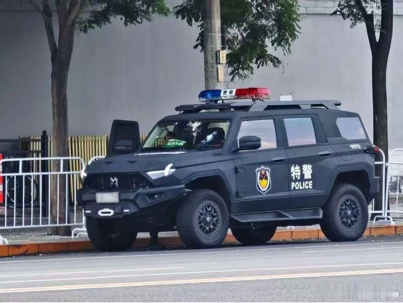 猛士917 这车还真得这么用，太霸气了！当时买M817的时候我也想着我会这么帅哈