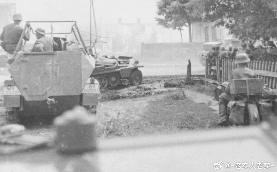 德军半履带车纵队正在向高加索挺进，摄于1942年夏季攻势期间军事历史全触达坦克装