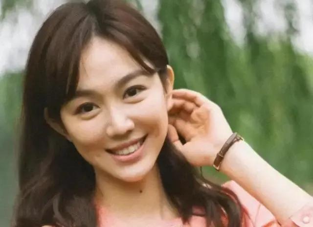 姜妍亮相红毯，手持璀璨灯球，优雅迷人。长裙飘逸，笑容甜美，与灯球光芒交相辉映。她