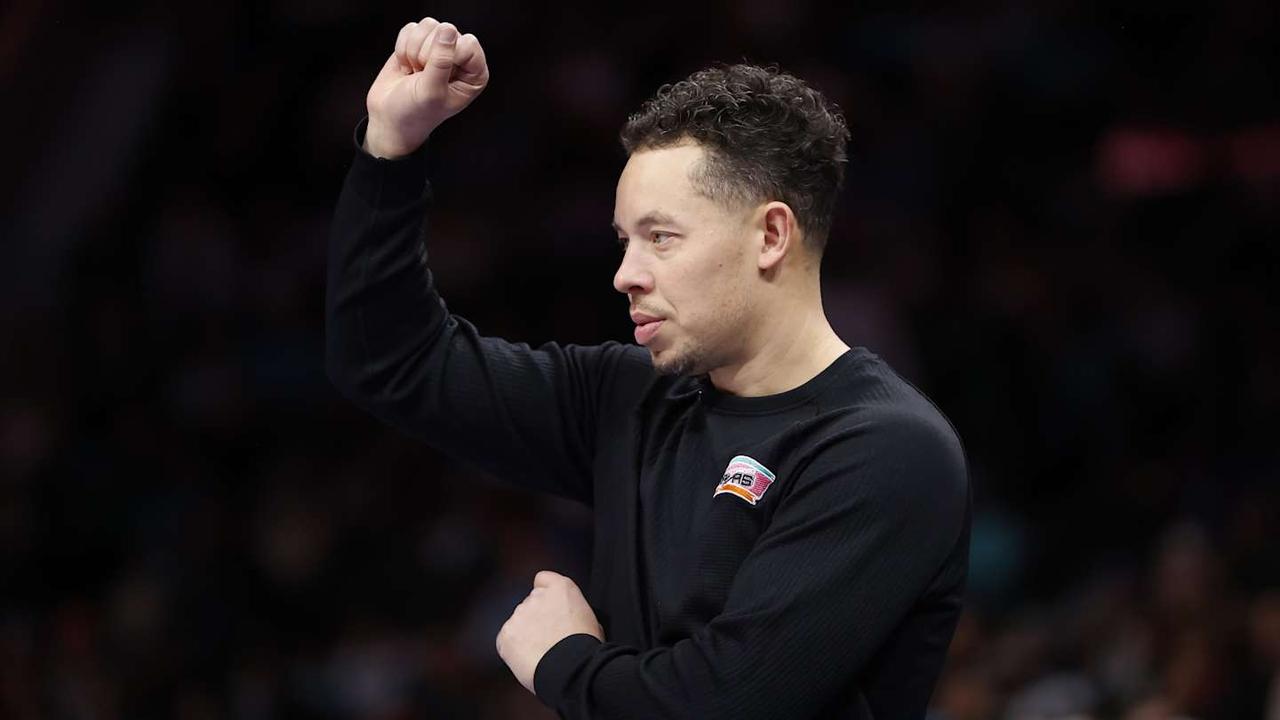 NBA官方确认，圣安东尼奥马刺主帅米奇·约翰逊以及底特律活塞主帅J.B.比克斯塔