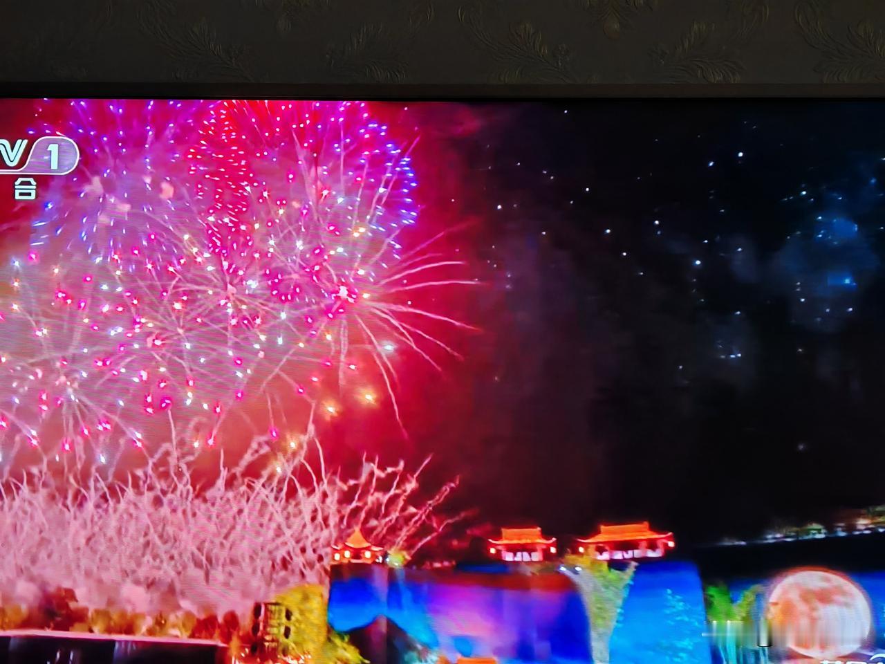 央视2025中秋晚会星光熠熠，各类经典歌曲接连唱响。其间，多个环节都在致敬历史上