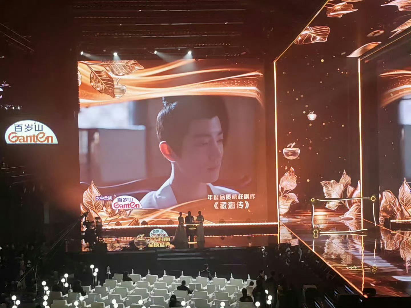 怎么都跑光了，是因为颁奖太氵了吗？ 