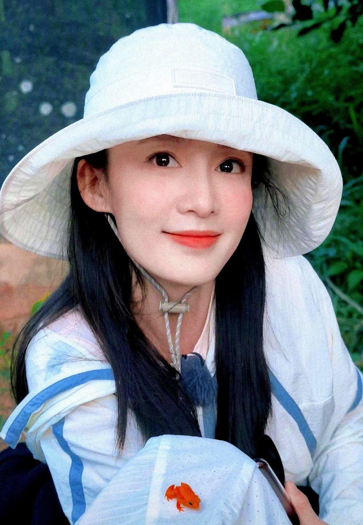 杨洋和李沁这波隔空回应，简直就是内娱“BE美学”的天花板，明明没同台，这几句采访