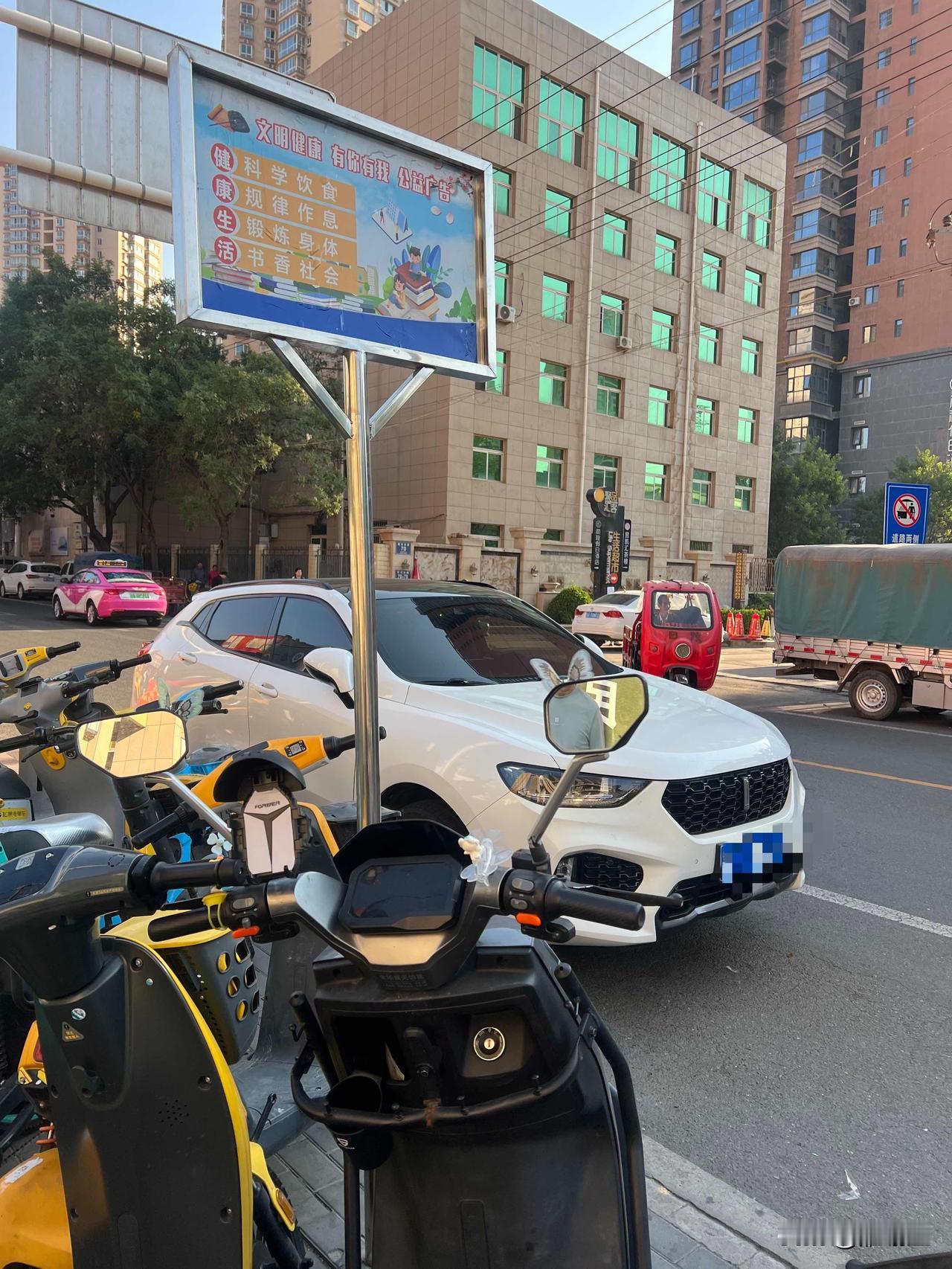 有些驾驶员素质确实挺差的，本身这个地方就是公交车的停靠位，只图自己方便不顾别人的