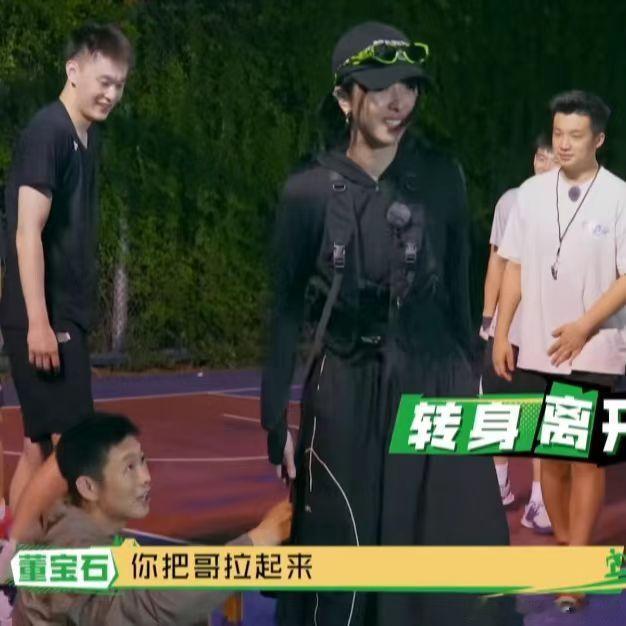 #赵小棠没拉老舅被吐槽#赵小棠的下班状态也太演我了吧，看起来真的非常开心啊，谁不