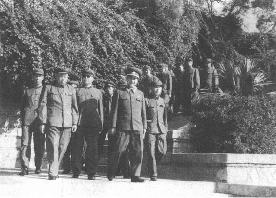 1980年11月28日，王直陪同外宾游览厦门鼓浪屿。前左一为王直，前右二为朝鲜人