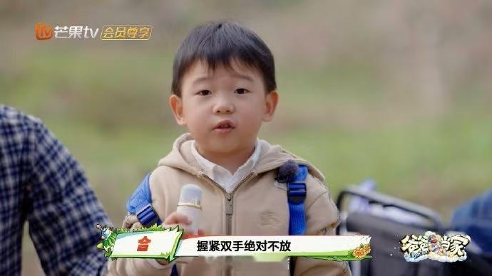 《爸爸当家》艾登才3岁，竟是五月天铁粉！奶声烟嗓唱《倔强》，儿歌没学会，先学会了