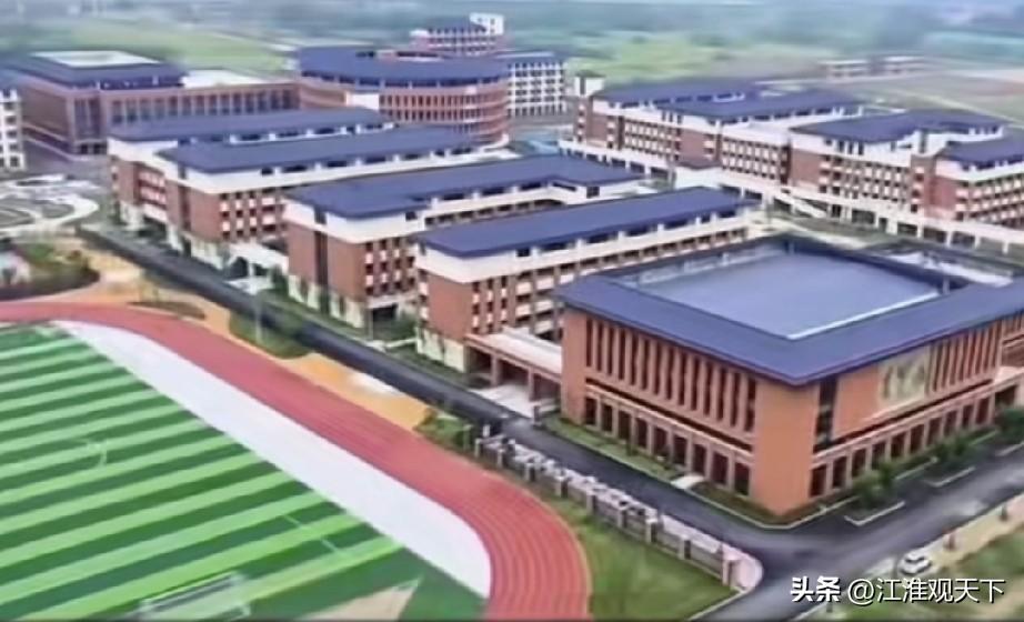 寿县新开办的新桥一中，住宿条件非常好，可堪比一些本科大学的宿舍
备受寿县全县人民