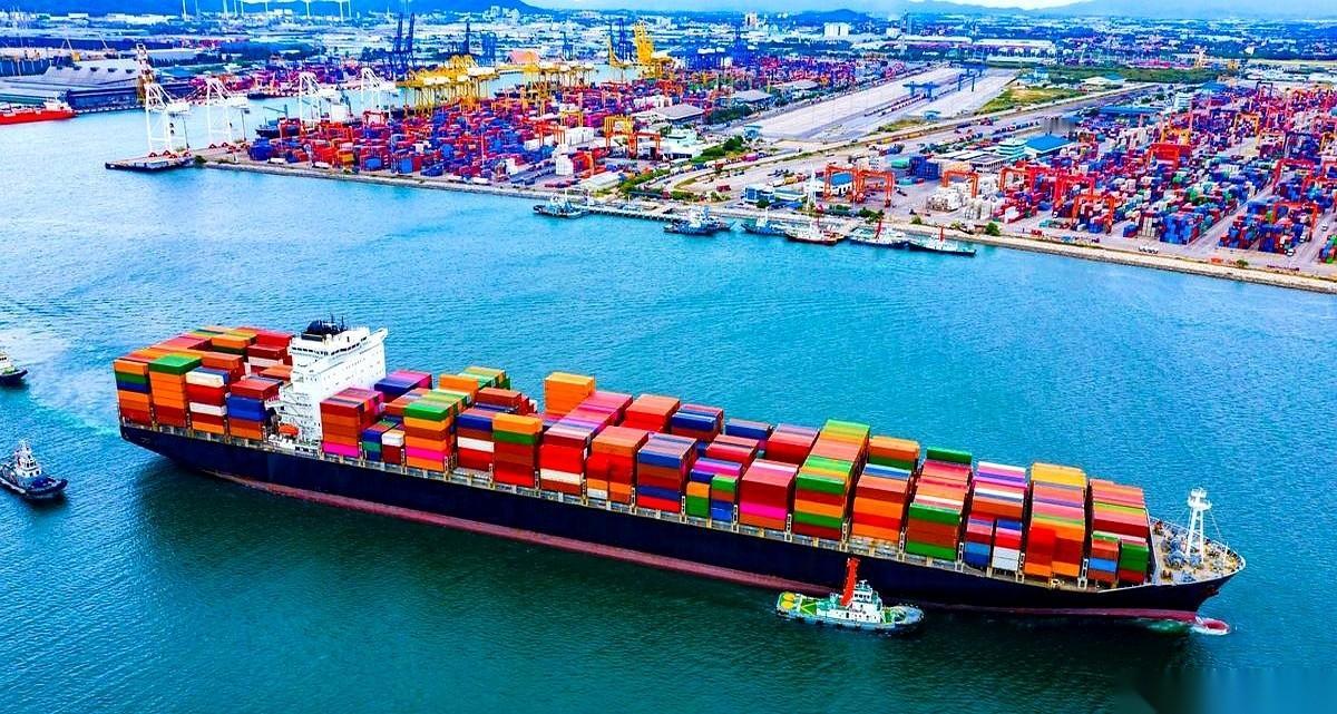 美军一声令下，伊朗港口成了“禁区”，时间是4月13日晚10点。
他们话放得很明白