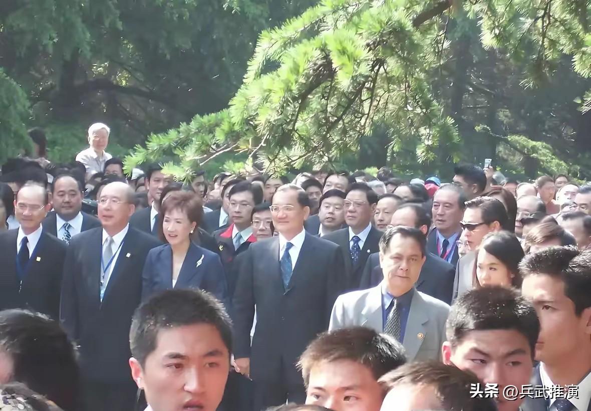 连胜文为什么此时出手警告赵少康？

连胜文这时候站出来警告赵少康，根本原因是他和