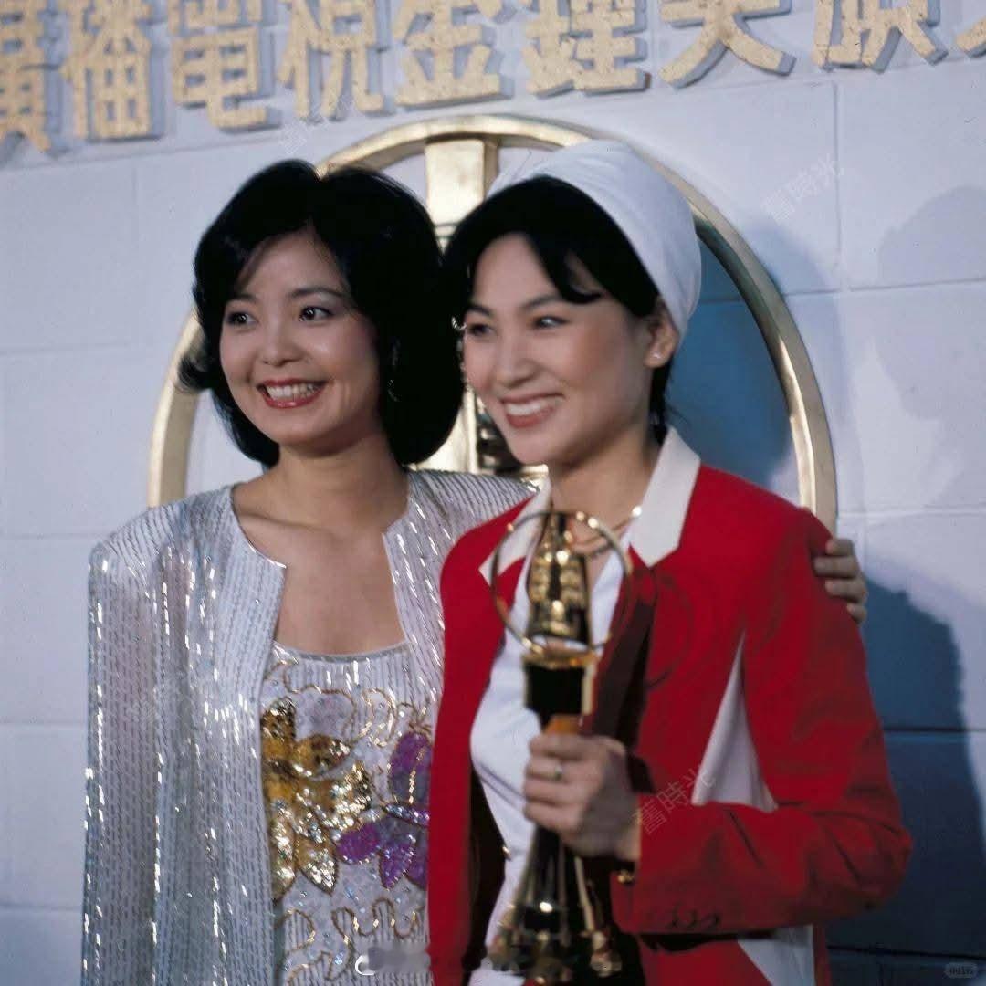 1982年3月13日， 台北 国父纪念馆，邓丽君与凤飞飞，第17届金钟奖颁奖典礼