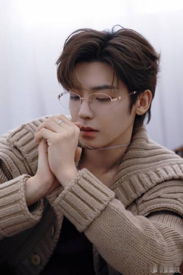 侯明昊顶级过肺 每一次近距离的交流，他都像是用心在倾诉，悄悄话里藏着的情感比千言