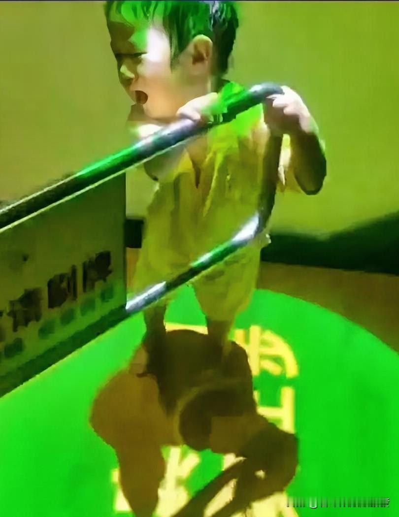 妈妈带着宝宝去洗澡
进闸口时
妈妈刚刷了那个手牌出来
那个门就关了。


宝宝在