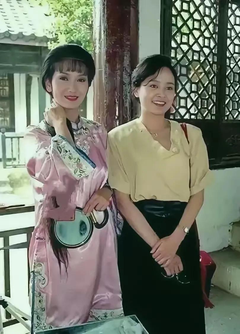 这是当年，赵雅芝和张瑜在一起，两位美女都正在青春靓丽之年，形象气质各有不同，都是