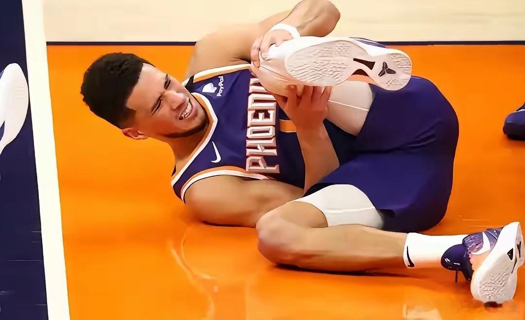 布克脚踝受伤，一周后再评估，估计不会参加全明星比赛，增加受伤风险！这样，可以快船