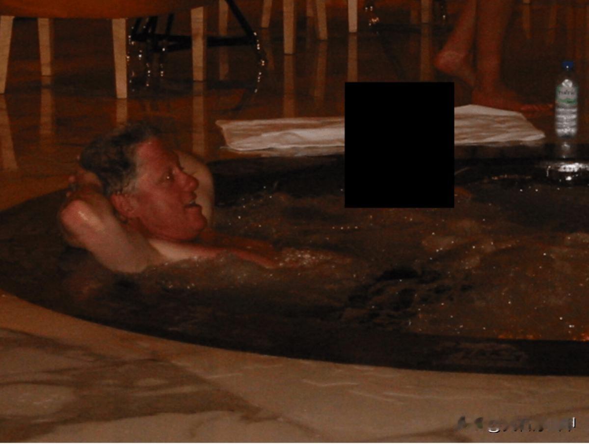 心虚了？特朗普表态不喜欢克林顿照片被放出
 
2025年12月22日，特朗普针对