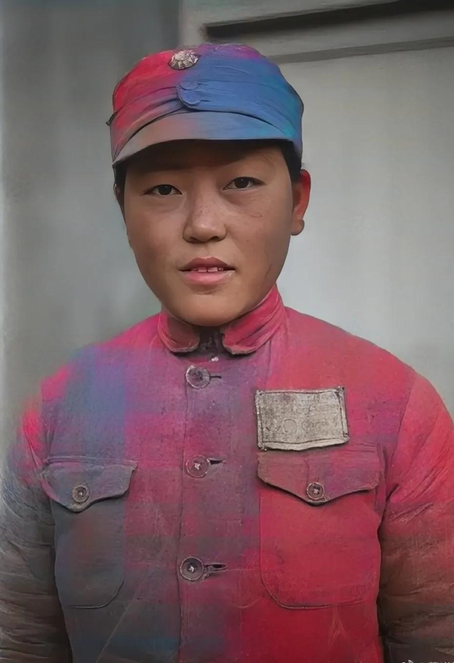 1940年，一名抗日女兵，留下的真实老照片，镜头中的她戴着军帽，穿着灰布军装，看