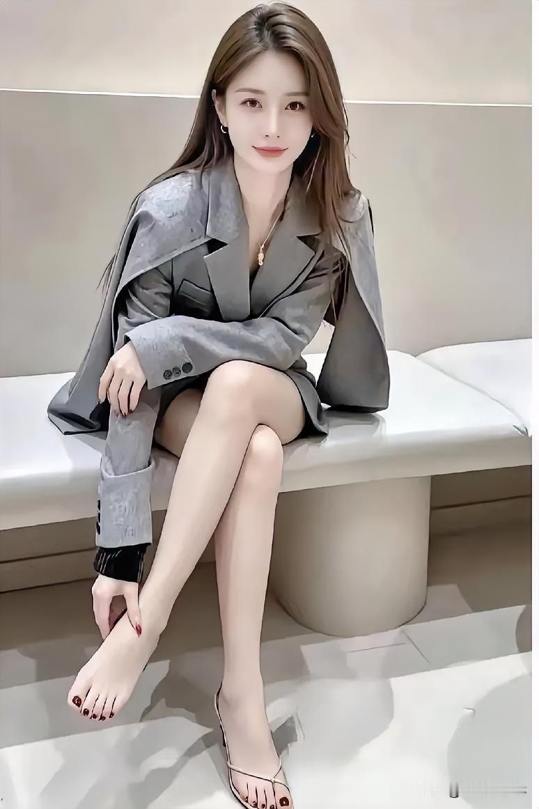 这美女真的太漂亮了！身材高挑，芊芊细腰，樱桃小嘴柳叶眉，瓜子脸，小脚丫真迷人！越