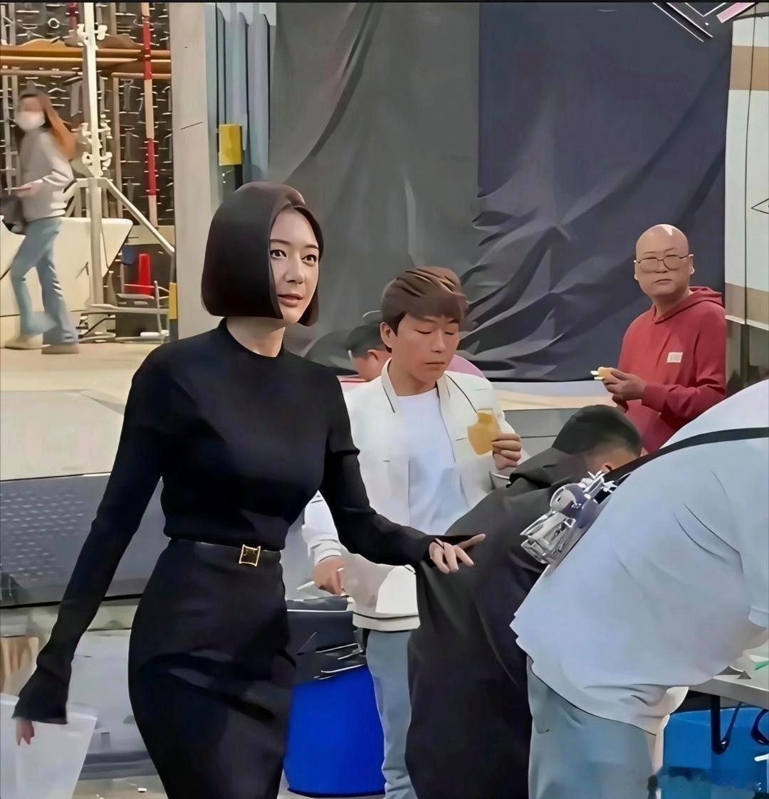 果然女人‏最﻿﻿懂女人。我问我妈，‎为啥‏秦岚身材看着‎⁠‏不太协调？‏﻿胸大、
