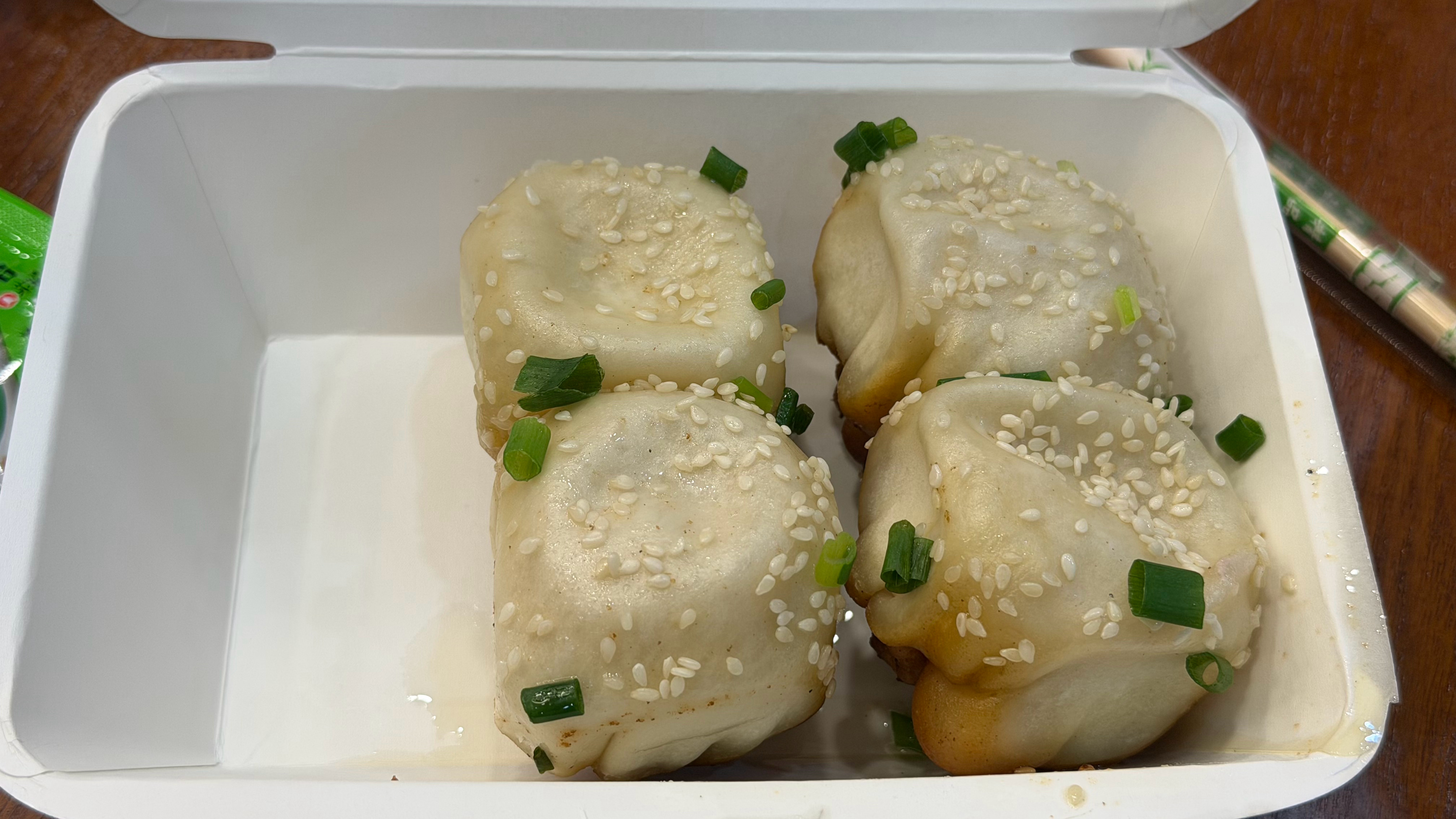我踏马心平气和心平气和来吃生煎旁边一姐妹不知道怎的了把醋瓶打翻泼了我一裤子