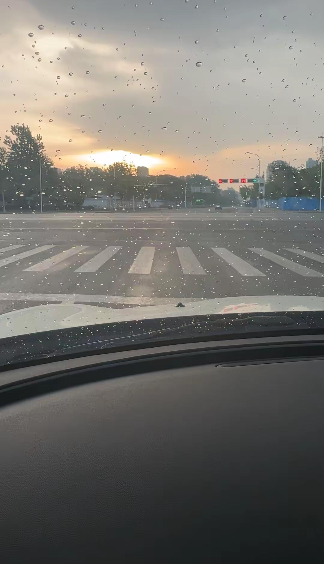 此刻的商丘天气，谁会想到早上五点五十分左右打雷，刮大风，下大雨呢，是真的～