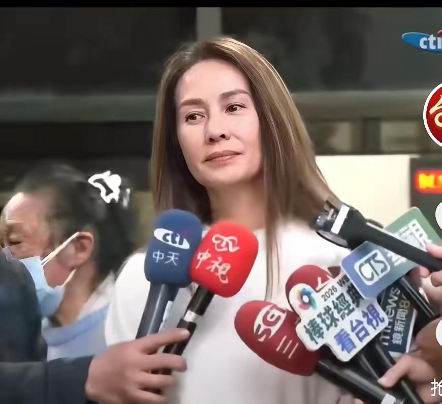 高金素梅她自己笑称：“读了那么久，很丢脸耶”。别人4年，高金却用了6年及超100