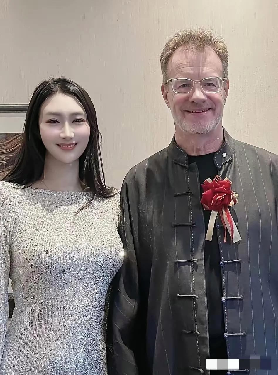 画面中已60岁的洋相声演员——大山：脑袋又长又窄，眼角皱纹粗粝，额纹颈纹深刻，胡