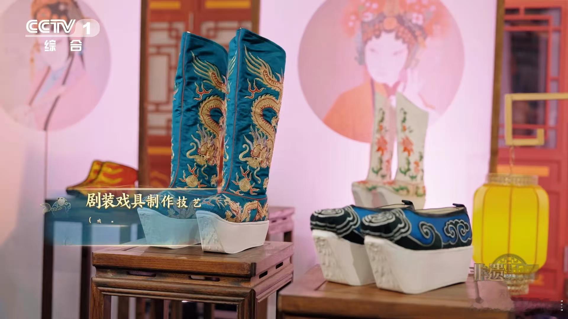 戏里一双靴子要用到近1000张纸  剧装戏具制作技艺是真挺了不起的，而且这还是国