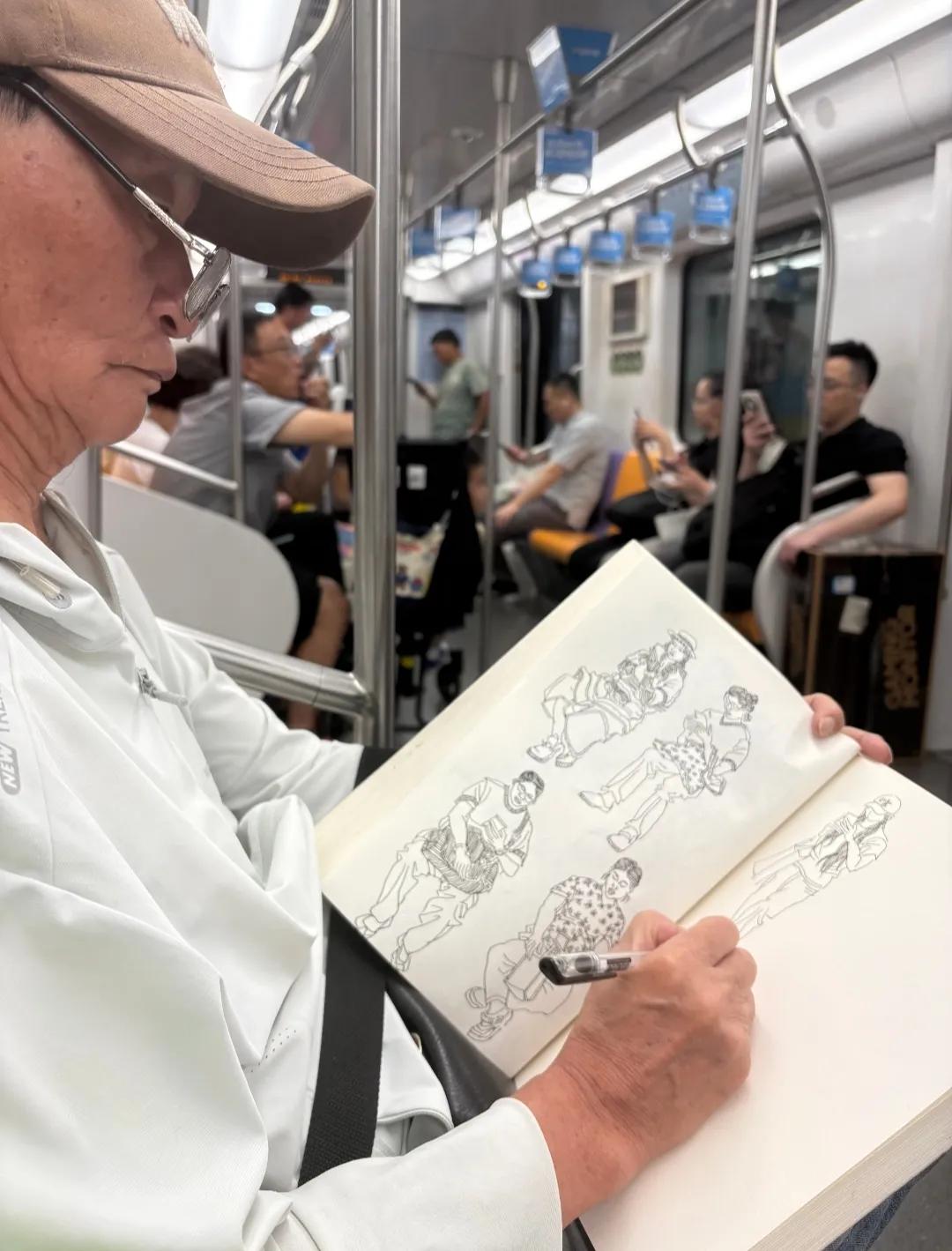 地铁偶遇一位画画的大爷，真牛啊！
画了大半本了，乍一看，原来大家在地铁上都是一个