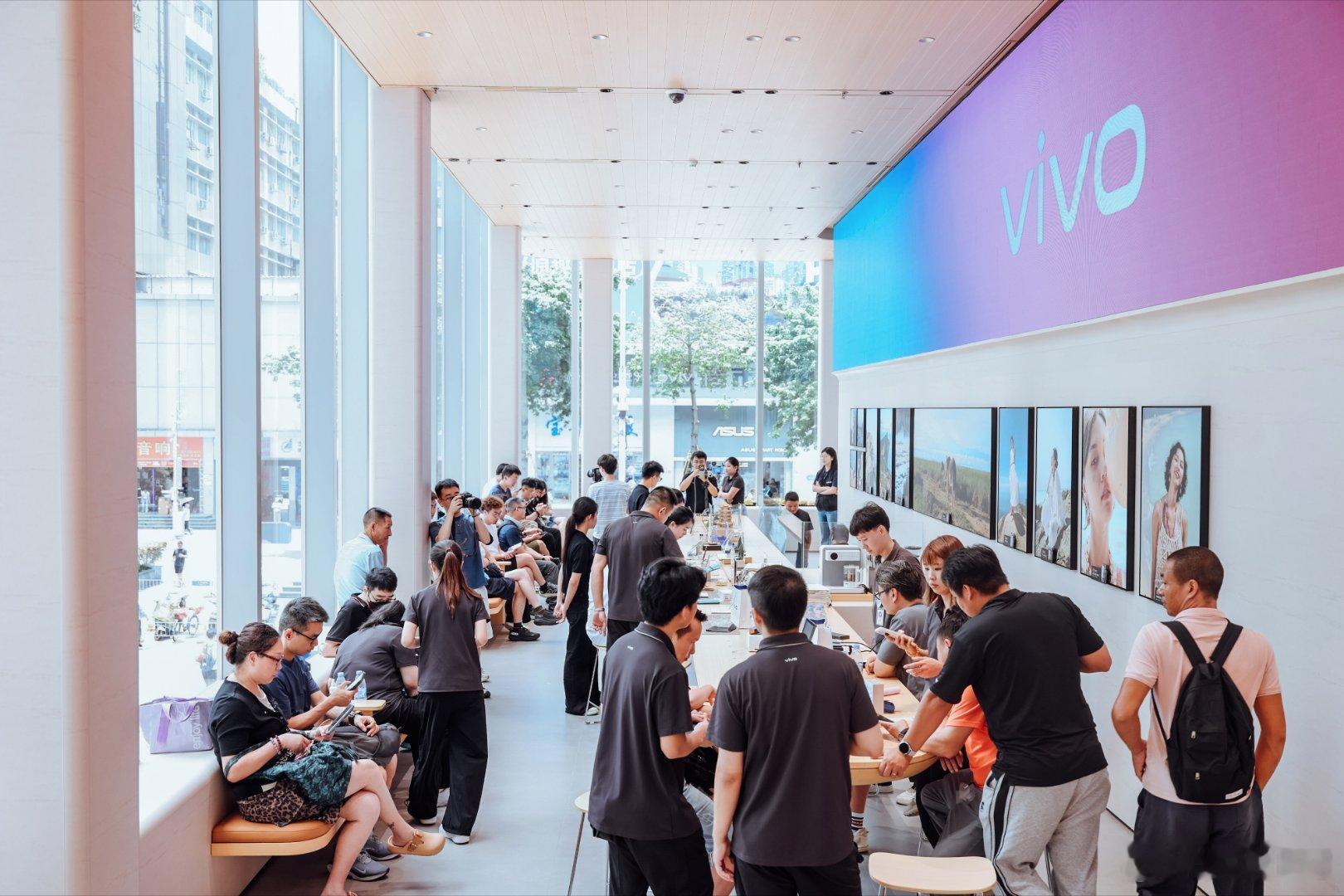 港客北上抢购国产折叠屏  今天X Fold6刚开售，华强北vivo门店直接挤满了