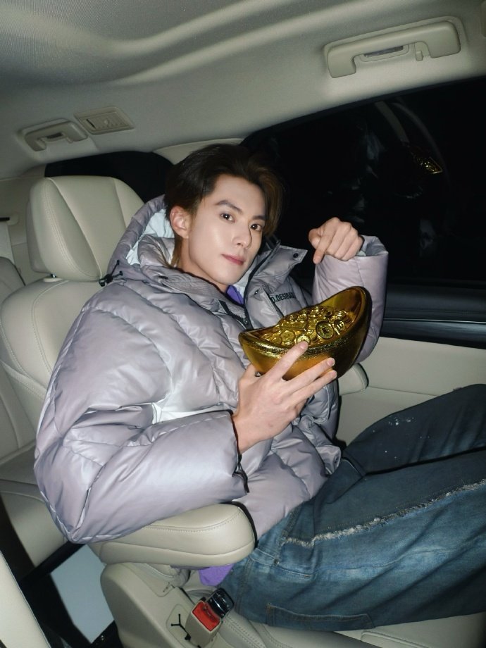 王鹤棣太空留子徐天彪赶来送上小年祝福王鹤棣送上小年祝福 小年快乐，期待和这个子徐