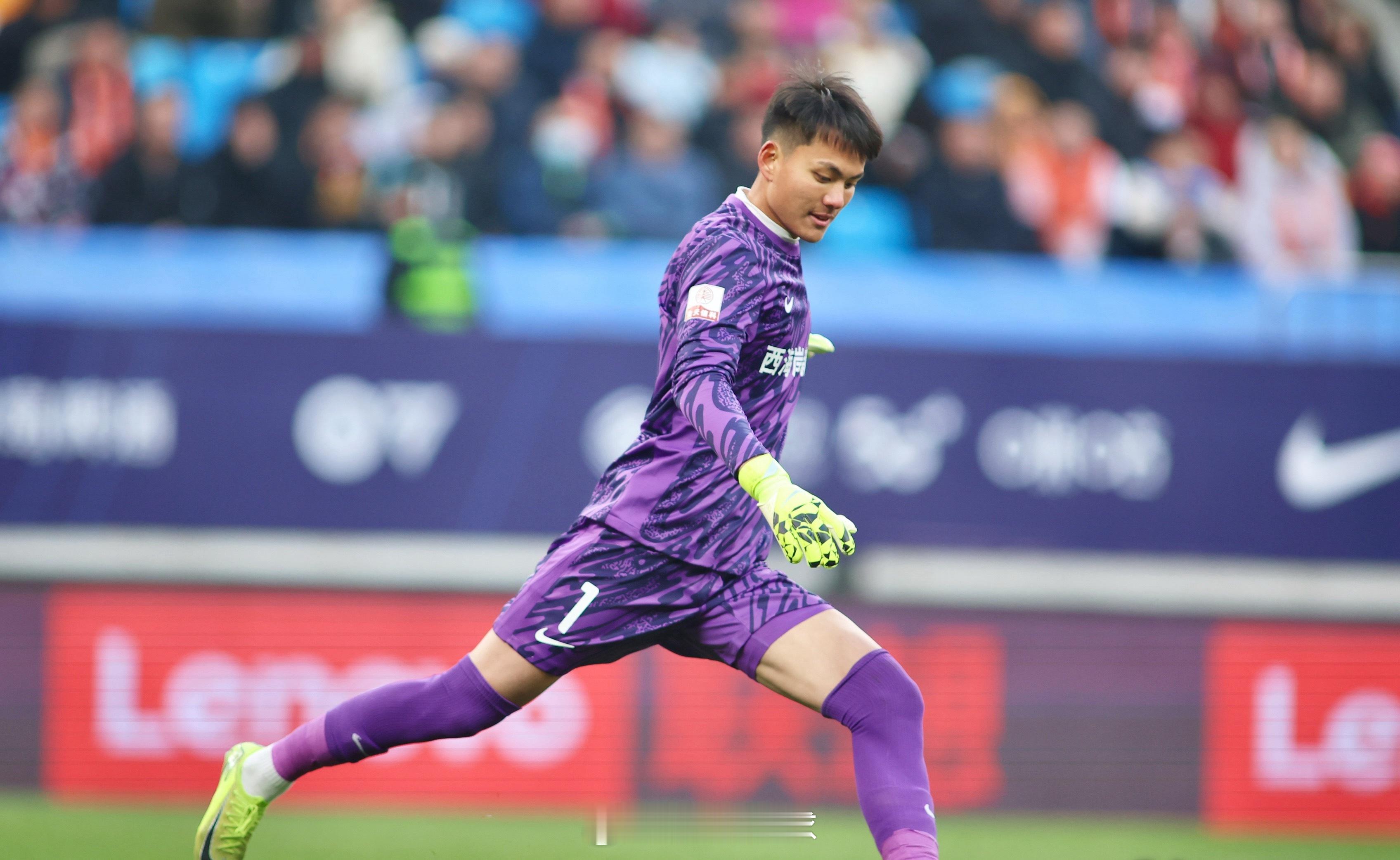 据《半岛都市报》报道，青岛西海岸队的5名外援全部确定，李昊也已恢复训练。2026