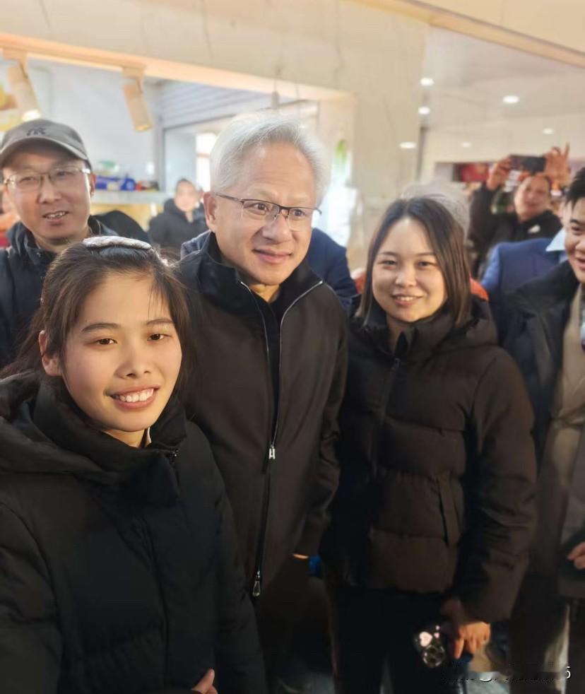 英伟达CEO黄仁勋新年首次来华，现身上海陆家嘴水果摊，现场十分接地气的边吃水果边