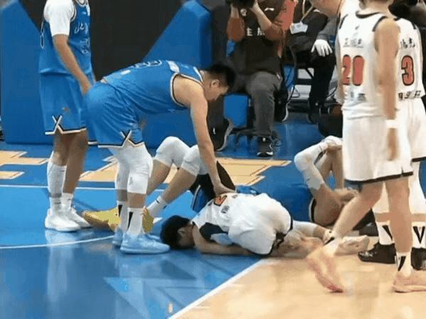 还原徐杰受伤瞬间！
周琦在进攻过程中，失去平衡后，撞上了徐杰的大腿，整个重心全力