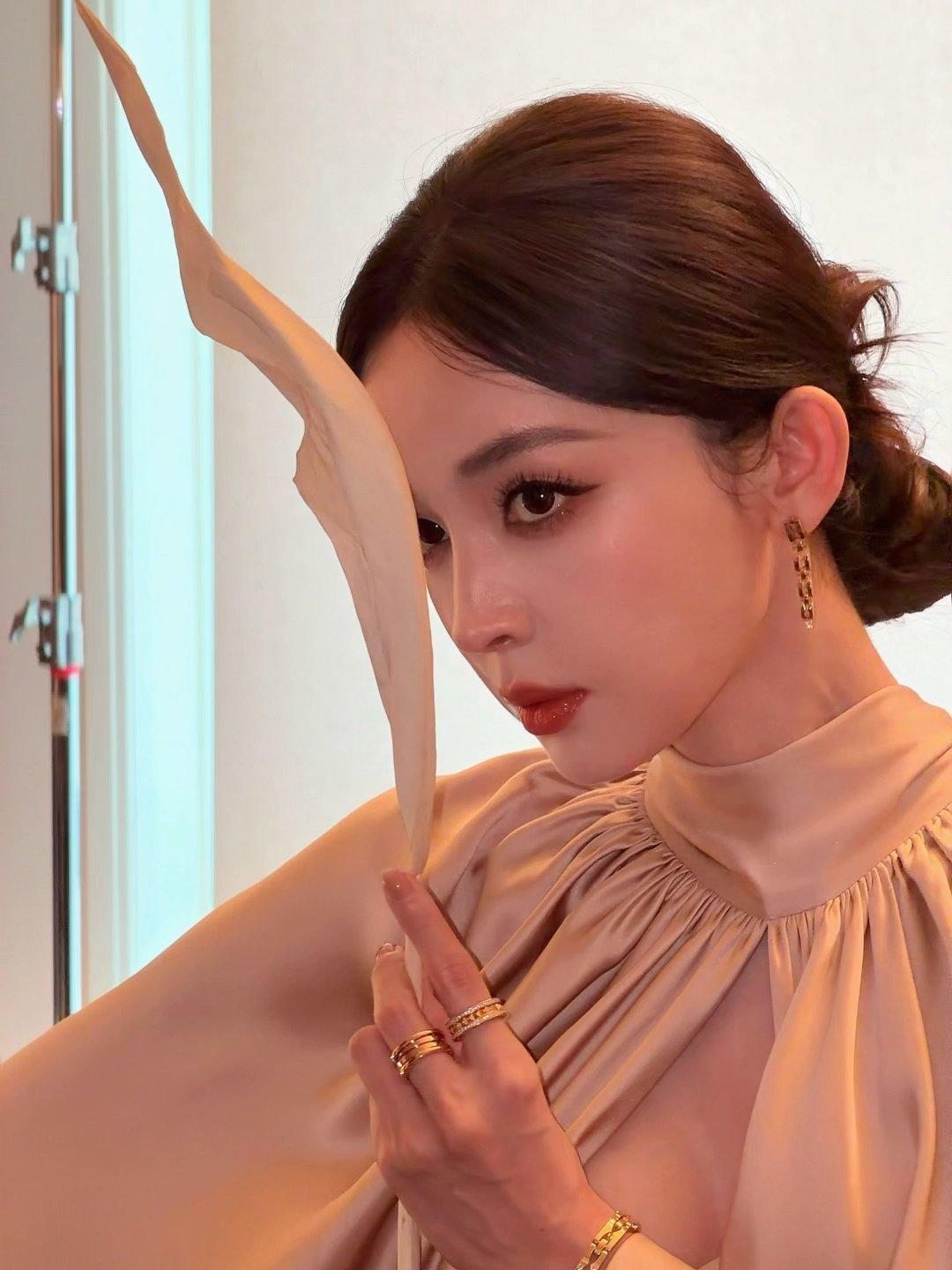 古力娜扎亮相最新活动，一袭造型与她的气质完美契合，每一帧画面都彰显出非凡的高级感