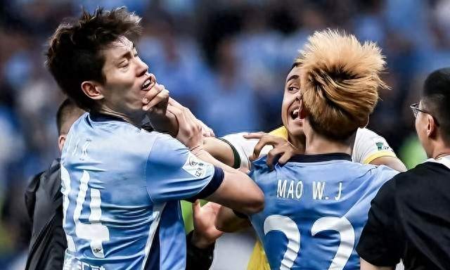 中超大连英博VS国安冲突始末，电梯战神等4名国安球员撒野是源头