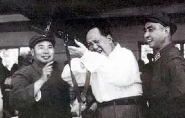 毛主席一生光明磊落，却有三个不为人知的小习惯。
 
第一个，毛主席一辈子不碰软床