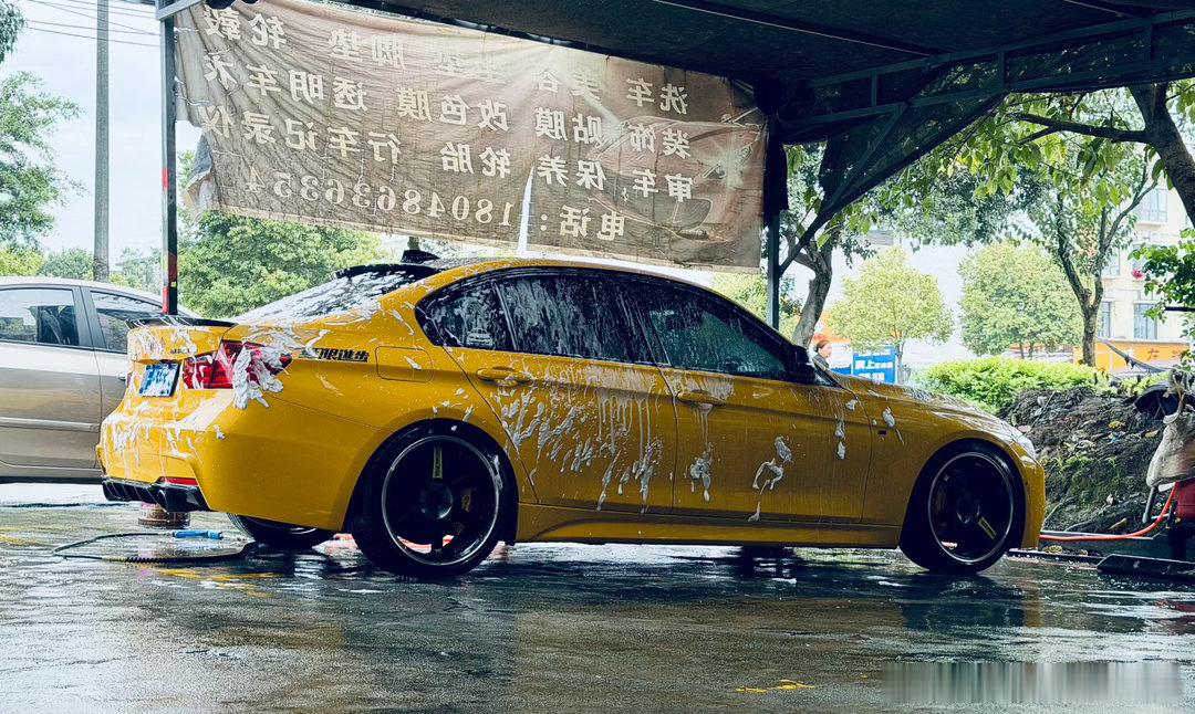 周末在家的常规节奏，洗车+买咖啡米帅的车生活 绵竹